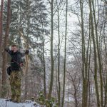 Pfeil und BogenWelt Dortmund Waldparcours, Bogenschießen Schütze mit Primitivbogen