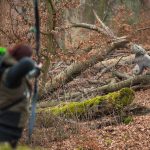 Pfeil und BogenWelt Dortmund Waldparcours, Bogenschießen Schützin mit Recurve Bogen auf 3D-Ziel Wolf