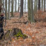 Pfeil und BogenWelt Dortmund Waldparcours, Bogenschießen Schützin mit Recurve Bogen auf 3D-Ziel Steinbock